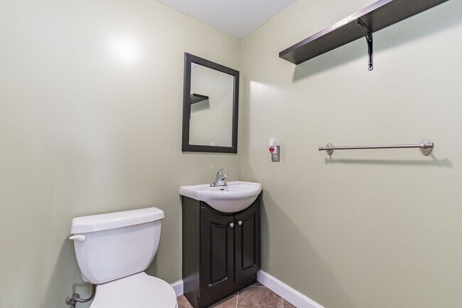 Building Photo - Well maintained 3-level 3Bd/2 full & 2 half bath TH in the sought-after Burke Centre!