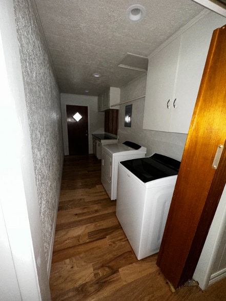 Building Photo - 1241 N Wildwood Dr