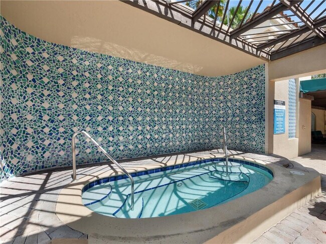 Building Photo - 520 SE 5 Ave