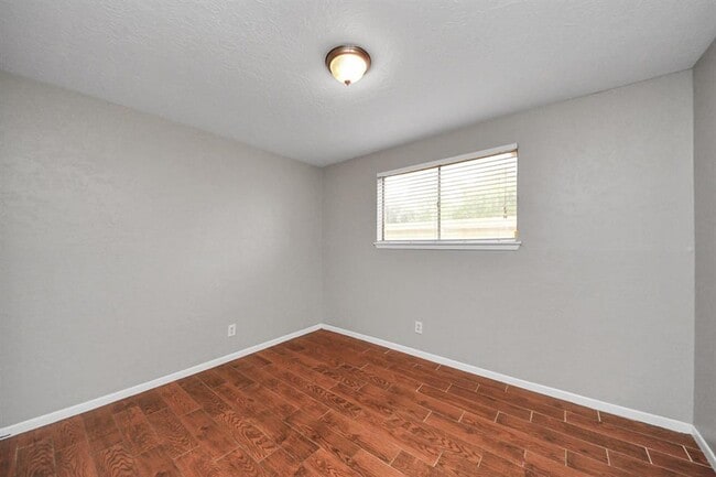 Building Photo - 9422 Val Verde St