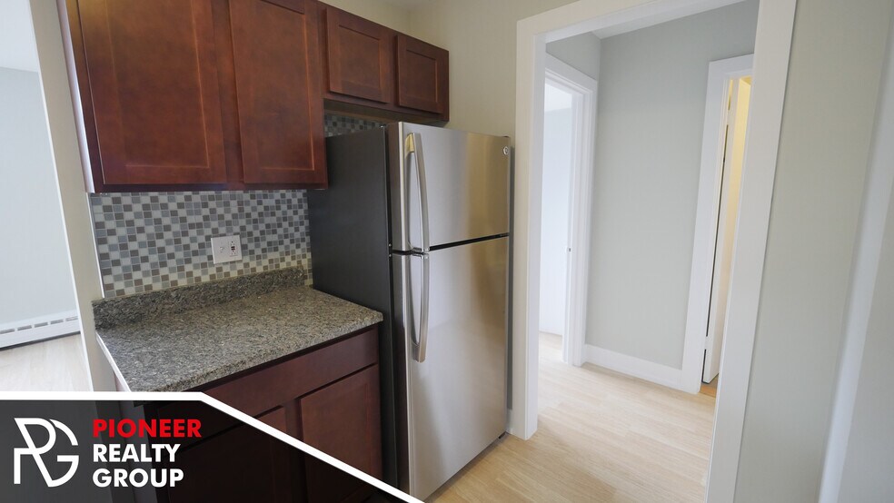 Building Photo - 429 W Wellington Ave