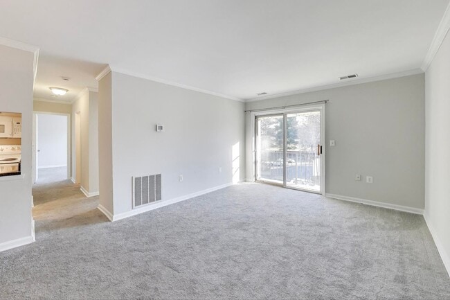 Building Photo - Clean & Fresh 2 + 2 close to METRO!