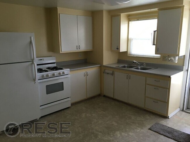 Building Photo - West Jordan Duplex w carport AVAILABLE NOW!!