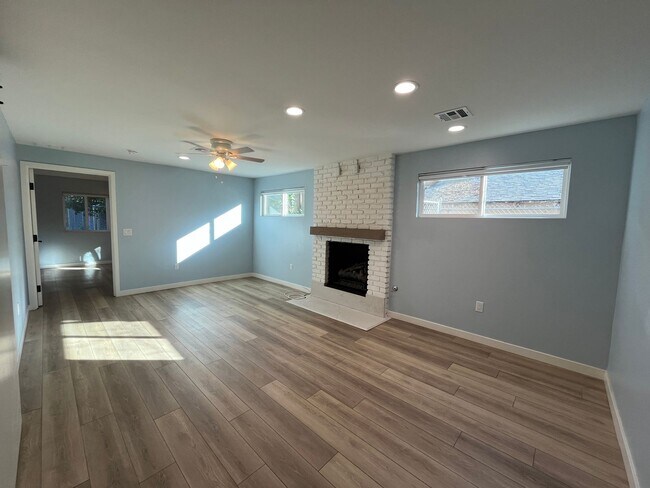 Building Photo - Upgraded Woodland Hills 2+2.5 plus 2 bonus rooms and Studio Guest House with kitchen and full bath!!