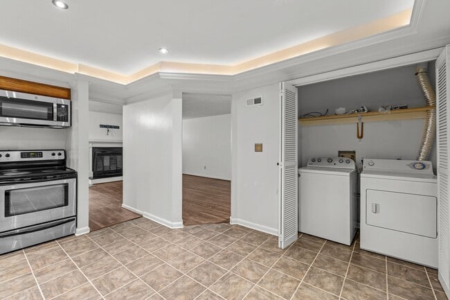 Building Photo - Beautiful 2-Bed, 2.5-Bath Home with Spacio...