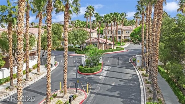 Building Photo - Exceptional 2 Bedroom in Desirable Location & Stunning Amenities