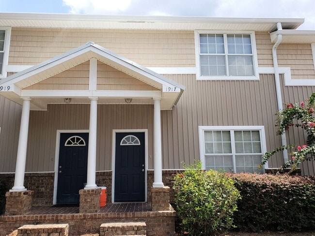 Building Photo - 3 bedroom/ 3 bath town home for rent in Univerity Green's gated community with a pool and renting...