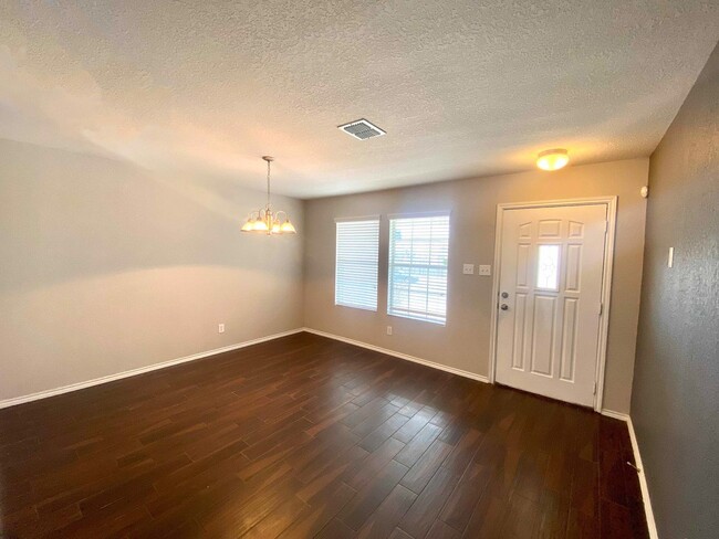 Building Photo - $300 OFF 1ST MONTH RENT IF YOU MOVE IN WIT...