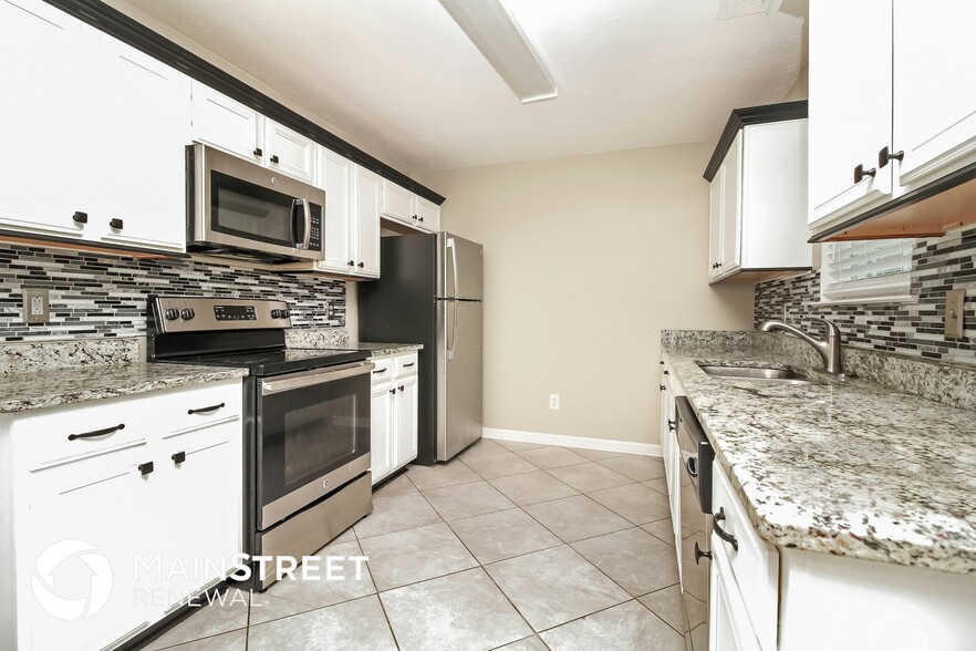 Building Photo - 143 Lyndhurst Dr