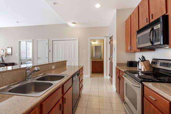 Building Photo - 925 Common St