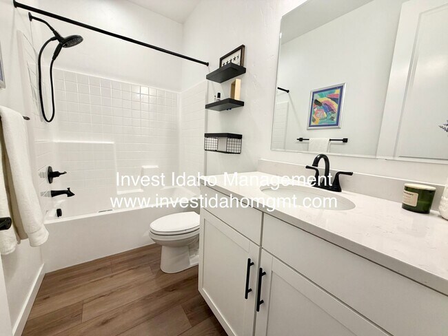 Building Photo - A Home You'll Fall in Love With