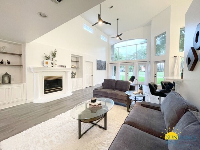 Building Photo - Custom Furnished 4 bed 3.5 bath in Emerald Bay!