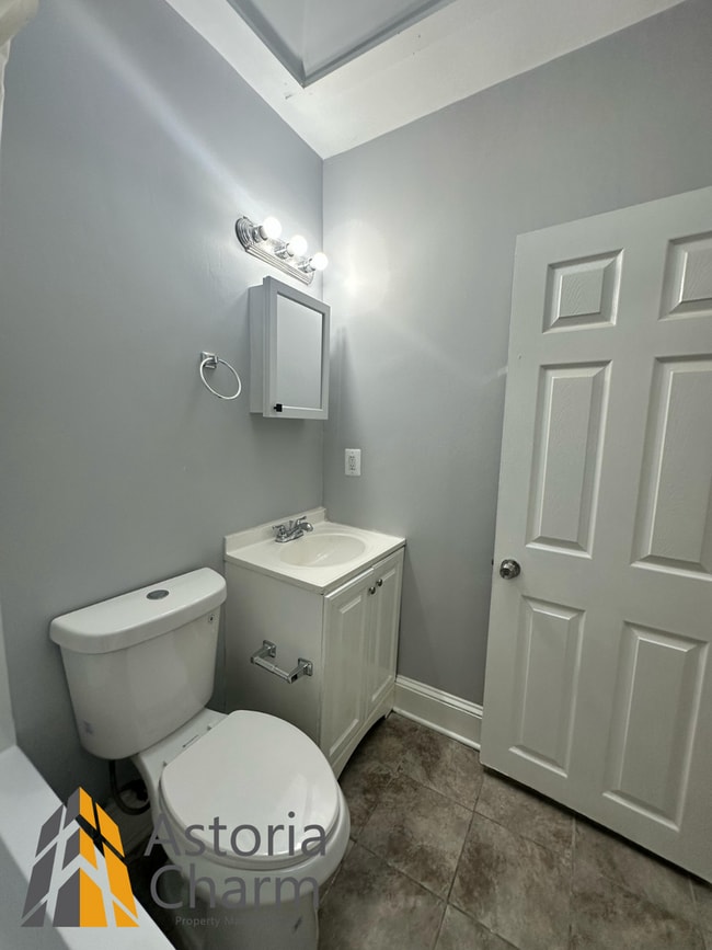 Building Photo - 4 bedroom 1 bath or 3 bedroom + den AVAILA...