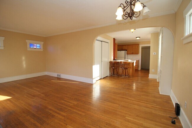 Building Photo - Adorable 2++ Bedroom, 2 Bath Brooklyn Bungalow - steps to MAX line