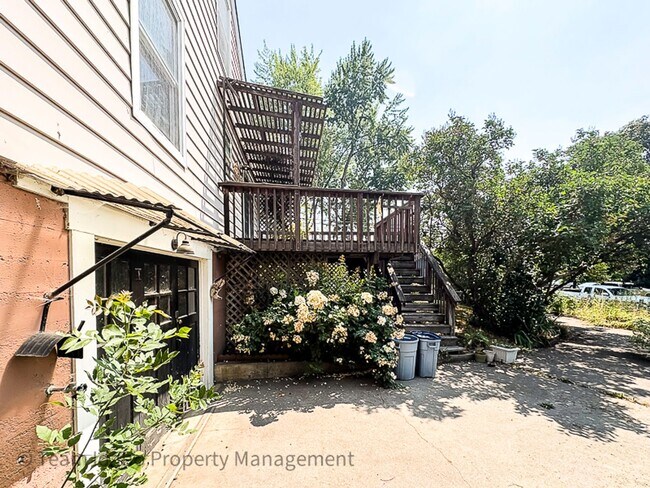 Building Photo - Darling Single Family Home on a Large Corner Lot