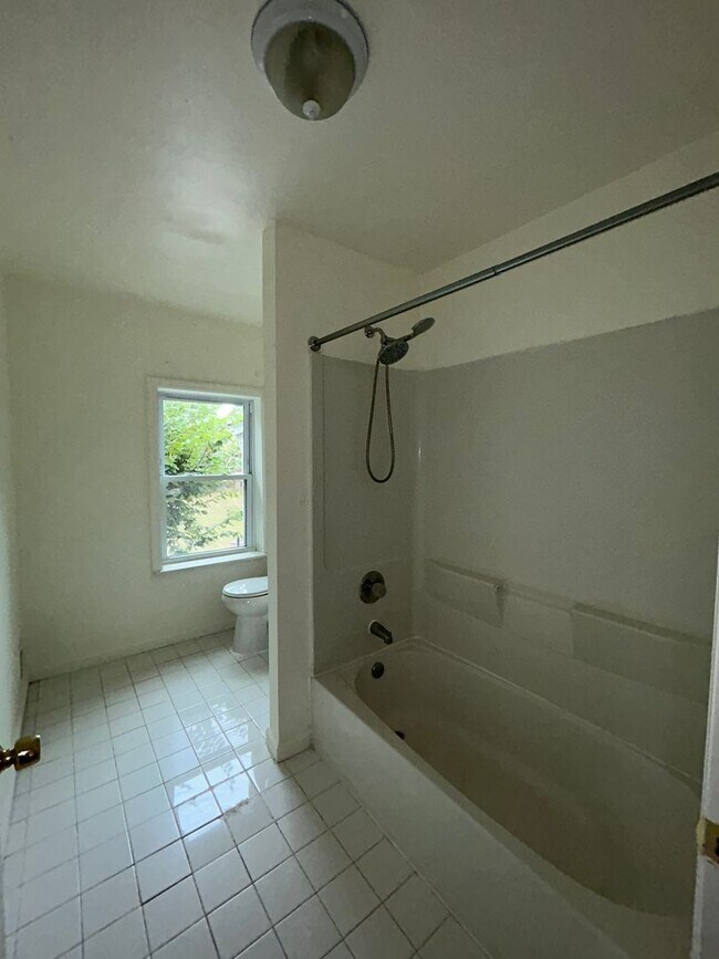 Building Photo - Cozy Home w/2 bath!