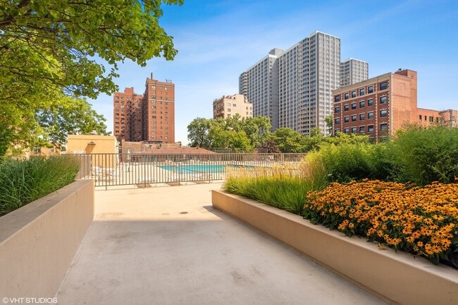 Building Photo - 4343 N Clarendon Ave