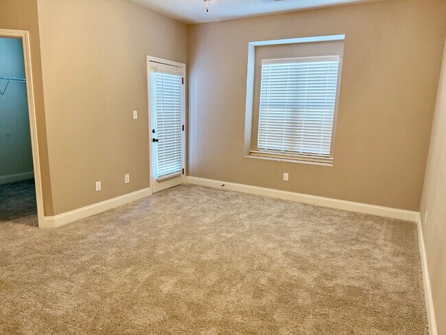 Building Photo - 4378 Parkcrest Dr