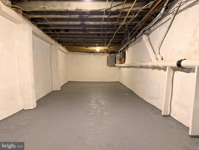 Building Photo - 2049 Snyder Ave