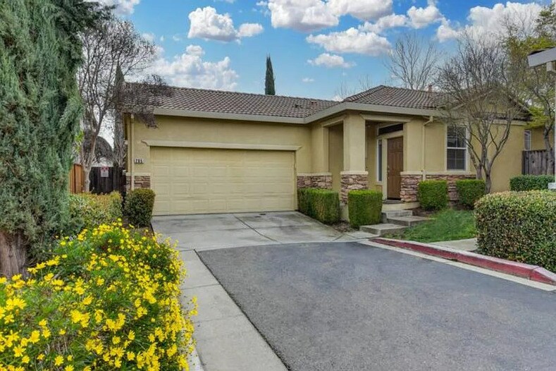 Building Photo - 205 Dragonfly Cir