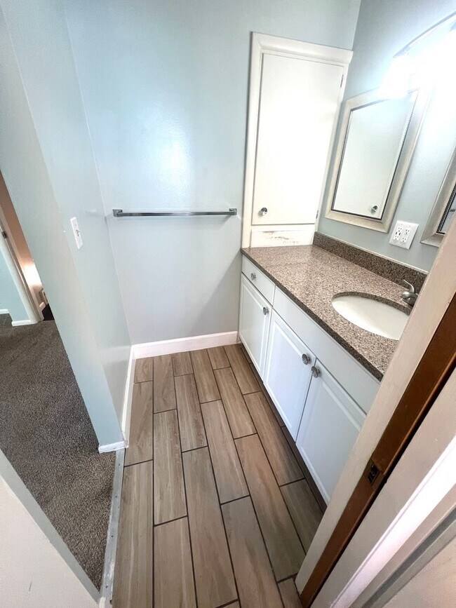 Building Photo - 701 S 19th Ave