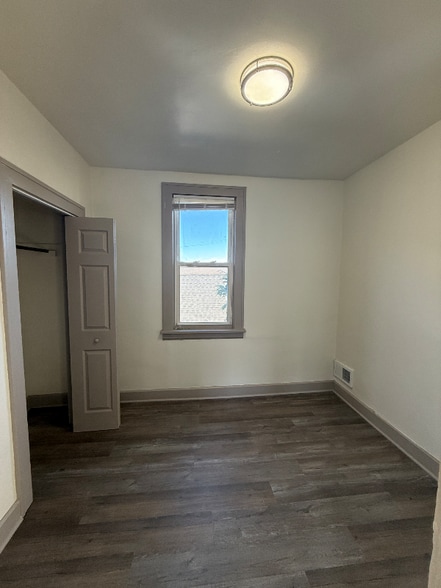 Building Photo - 1342 W 69th St