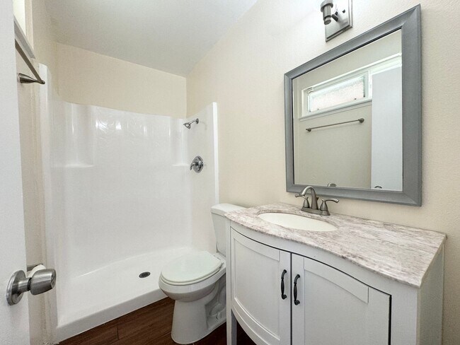 Building Photo - AVAILABLE NOW!! 3 Bed / 2 Bath Home in Des...