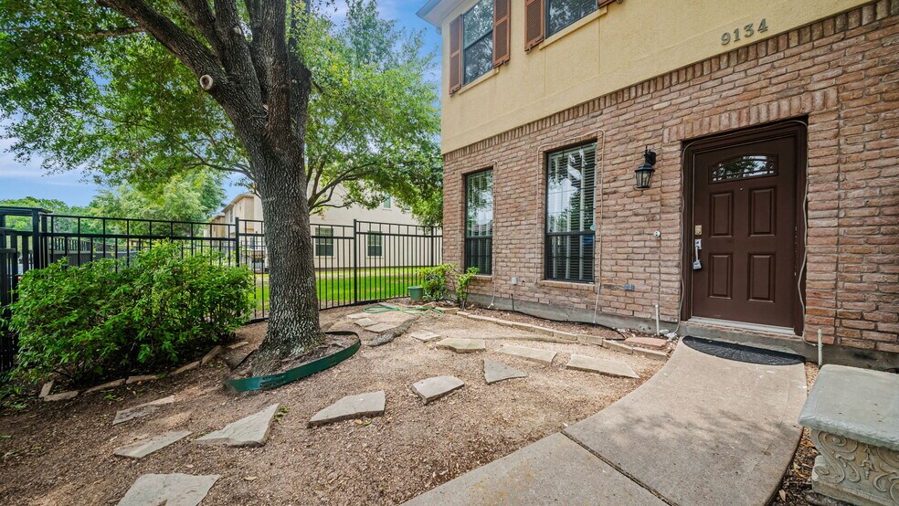 Building Photo - 9134 Lakes At 610 Dr