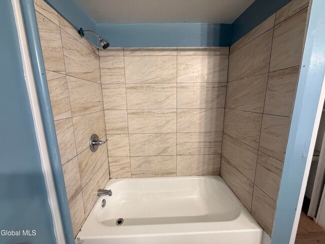 Building Photo - 18 Swan St