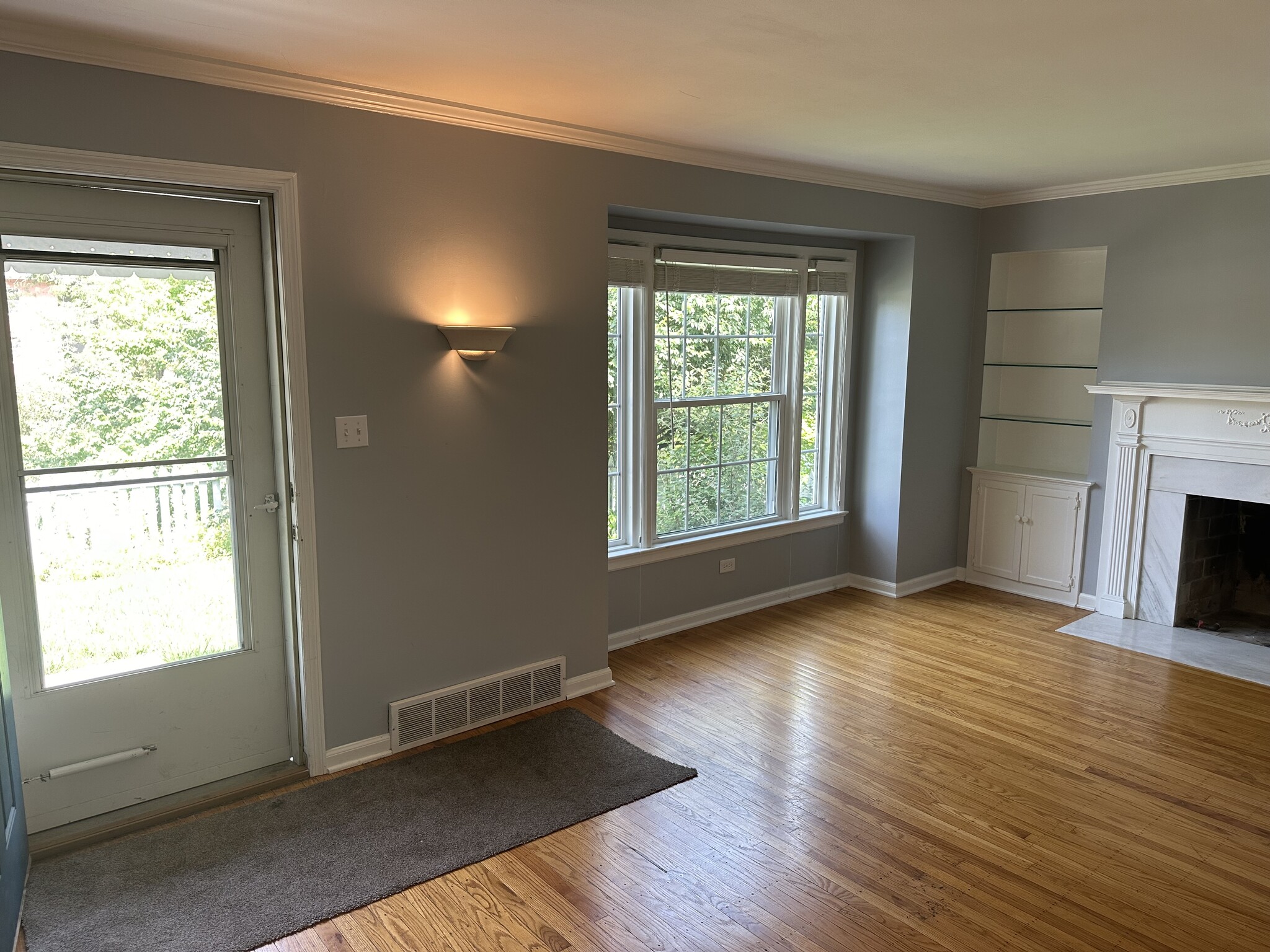 Entrance with lot's of light in the living room. - 5101 Boulevard Pl