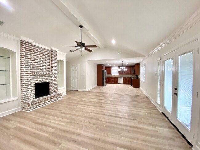 Building Photo - 1121 E San Augustine St