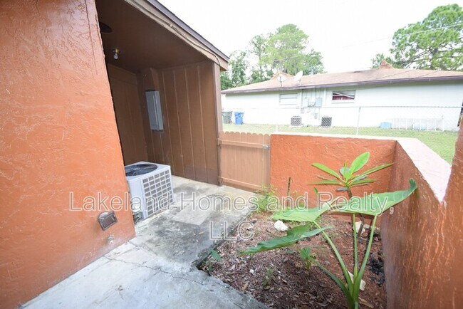 Building Photo - 945 Castle Way