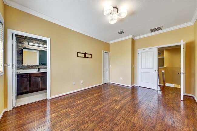 Building Photo - 346 NE 47th Pl