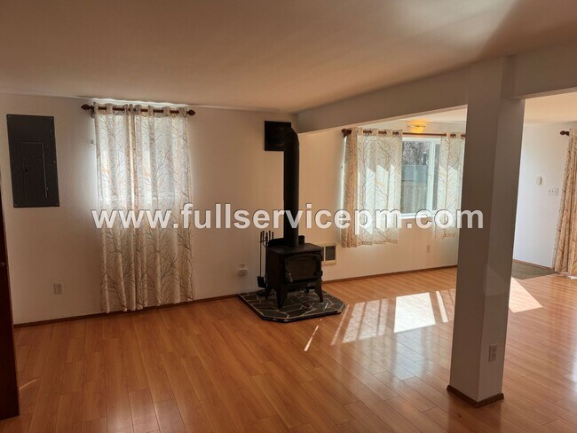 Building Photo - Basement apartment in a house