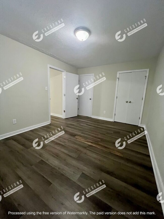 Building Photo - Spacious 1 BR 1 Bath bottom unit