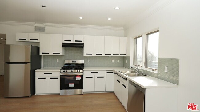 Building Photo - 930 S Robertson Blvd