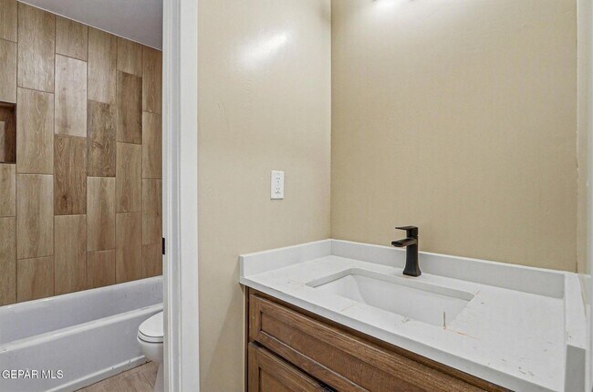 Building Photo - 6002 1/2 Pam McCall Drive Unit 5