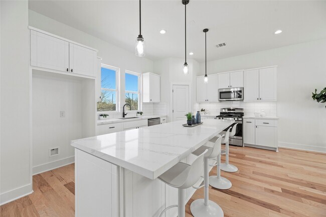 Building Photo - 426 Sikes St