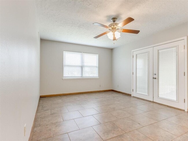 Building Photo - 306 S Mercedes Dr