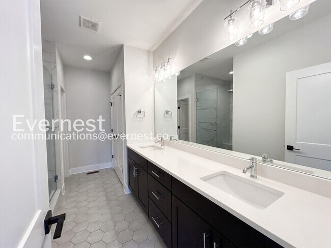 Building Photo - 4 Bed, 4.5 Bath Town Home with Garage / Available Now!
