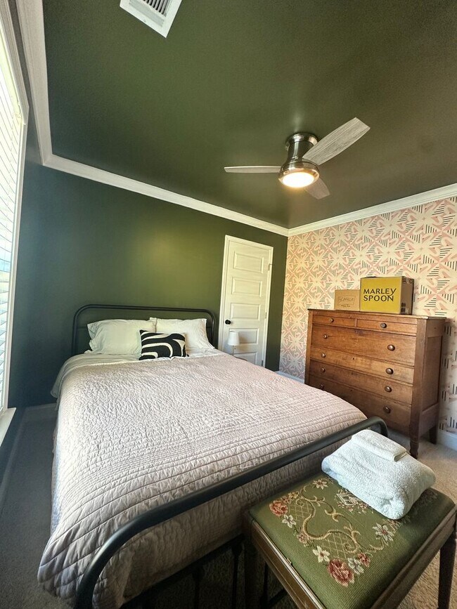 Building Photo - Classic Savannah Cottage with Modernized Interior, Fully Fenced Backyard