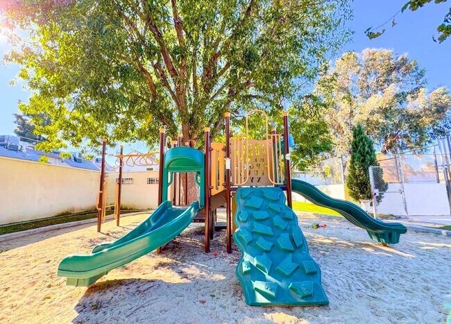 Building Photo - COMPLETELY UPDATED ONE BEDROOM APARTMENT IN TARZANA!