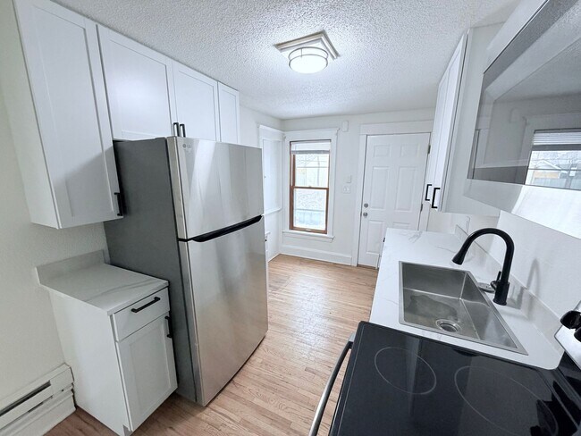 Building Photo - 3101 NE Tyler St