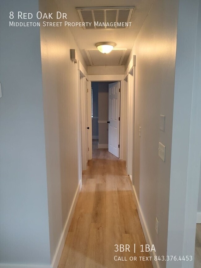 Building Photo - 8 Red Oak Dr