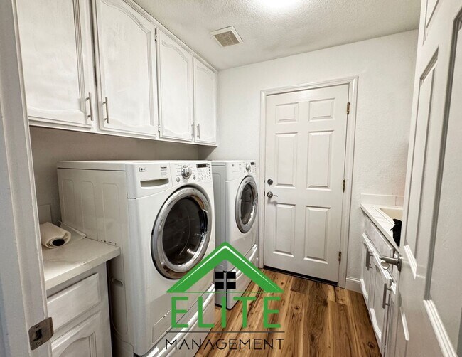 Building Photo - **Stunning Custom Home with Solar and Pool in Prestigious Granite Bay Neighborhood**