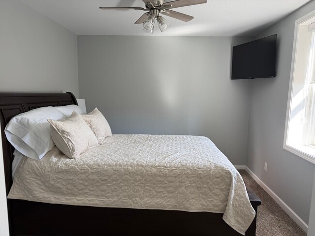 Building Photo - Newly renovated fully furnished 1 bedroom apartment on the Square