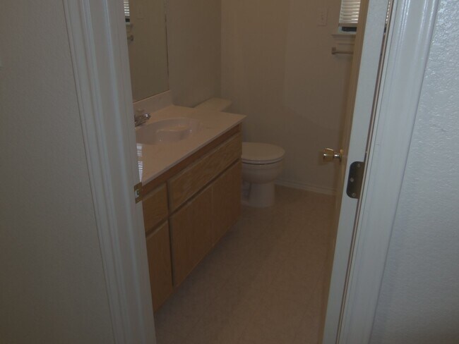 Building Photo - 4 Bedroom 2 Bath