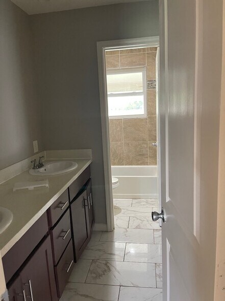 Building Photo - 3708 Little Farms Dr