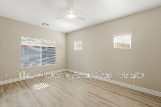Building Photo - 554 E San Carlos Way