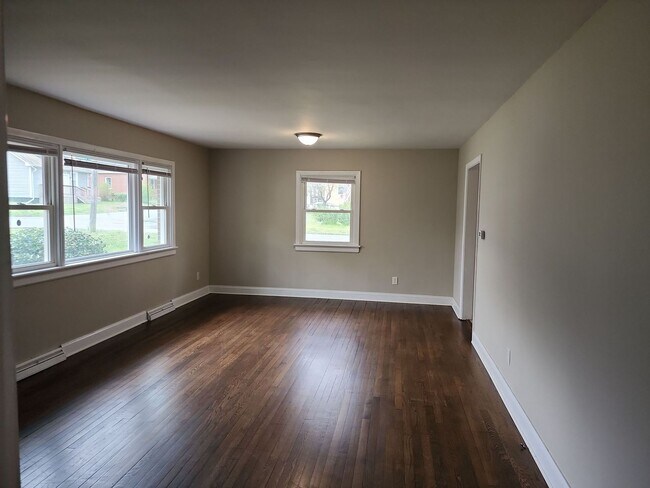 Building Photo - Spacious 3 Bedroom 1 Bath Rancher!